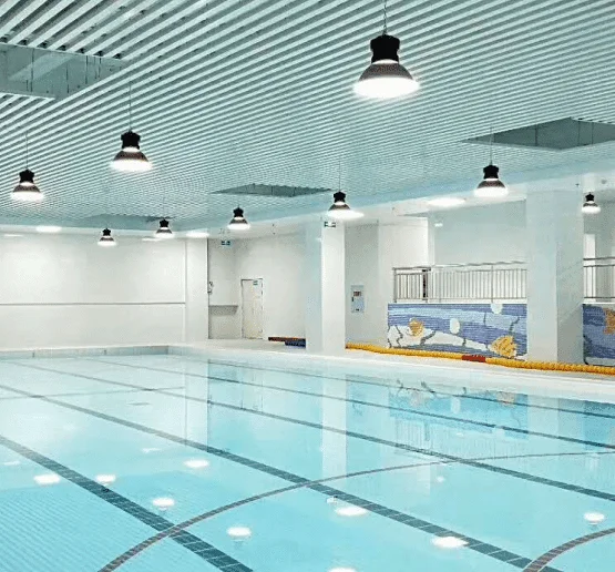 Campana LED per il soffitto di una piscina coperta