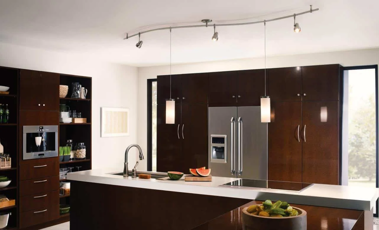 Esempio di binari in una cucina ampia