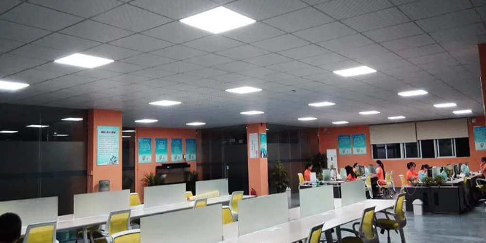 Pannello LED da soffitto per uffici 1