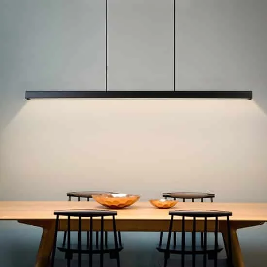Apparecchi LED lineari a sospensione per sala da pranzo e cucina.