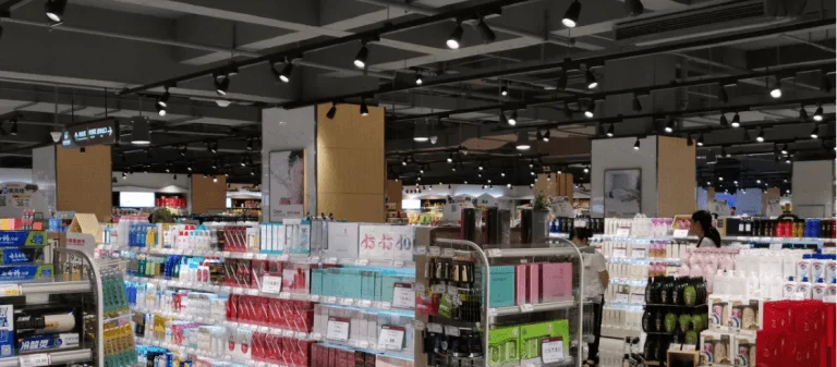 Illuminazione a binario per supermercati 768x337