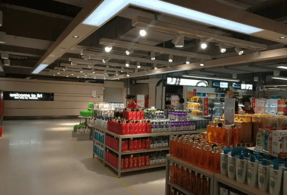 Illuminazione a binario in supermercato