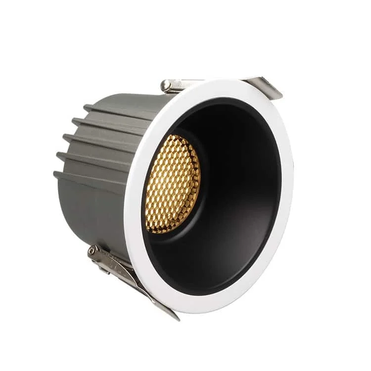 Downlight profondo con protezione dall’acqua e griglia a nido d’ape
